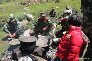 Soldiers boiling water for quake hit area in Tibet 2013